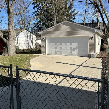Avon Lake - Recent Remodeled & Spacious Charming 2BR Beach Home