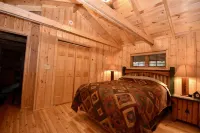 Rustic Lakefront Log Cabin Retreat w/Pontoon included Memorial to Labor Day