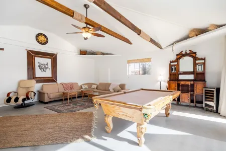 5 Acre Elegant Villa, Pool, Ebikes, Game Room, and Walk to JT National Park Отели в г. Туэнтинайн-Палмс