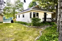 Waterfront house on Miner Lake- Waupaca Chain Hotel dekat Timber Creek Gift Shop