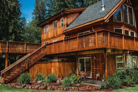 Private Mt Baker View, Hot tub, WIFI sleeps 12