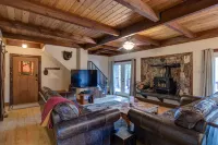 Cozy 4 bedroom Cabin with Hot Tub and BLS & Sequoia Woods access