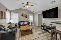 Charming 3-bedroom house w/KING Bed in Prime Location of Owasso w/WiFi