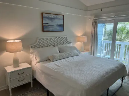 Family-Friendly Townhome with Resort Amenities Included - 1/2 Mile to Beach