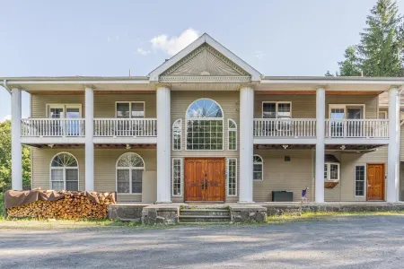 Maplewood Manor, 8Br w/ Hot Tub, Gym, Fire Pit, Near Hunter/Windham Skiing
