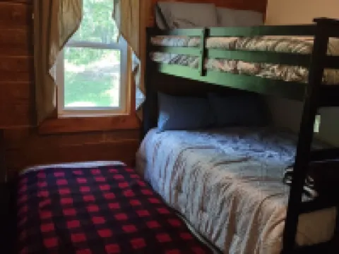 Secluded cabin in the woods-UTV, hunting, fishing, pet friendly Hotels in Rusk