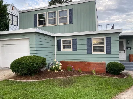 4 Bedroom Home on the River with Private River access Отели в г. Sheboygan