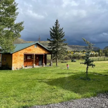 2 Private Cabins on an Secluded Acre, Walk to Restaurants, Fully Fenced