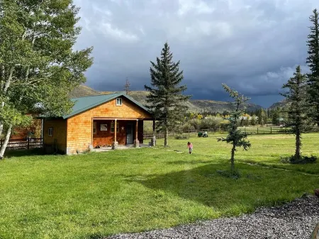 2 Private Cabins on an Secluded Acre, Walk to Restaurants, Fully Fenced