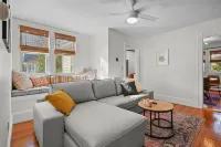 Updated, Historic District, Walk to Waterfront. Pet-Friendly! Sleeps 12 Hotels in Bristol County