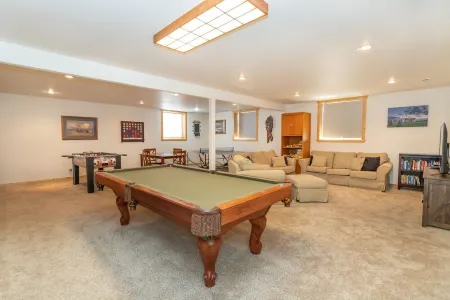 Large House with 2 King Beds, Game Room and Deck, 60 minutes from Jackson Hole