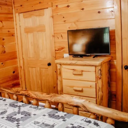 Country Life~ Hot Tub, Pool Table, Foosball, Fire Pit and Short Stroll to Creek.