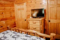 Country Life~ Short stroll to Cosby Creek     No contact check in