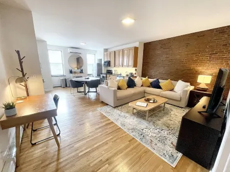 2BR Apartment in Historic Brownstone, 7 Min Train to NYC, Downtown Jersey City Отели рядом со станцией Железнодорожная станция Grove Street