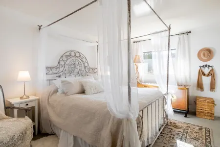 5 Acre Elegant Villa, Pool, Ebikes, Game Room, and Walk to JT National Park Отели в г. Туэнтинайн-Палмс