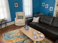 Spacious Upstairs Apartment in<br>Victorian Home