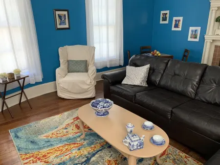 Spacious Upstairs Apartment in<br>Victorian Home