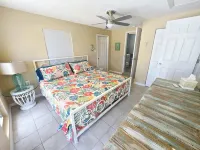 Beautiful heated pool & spa home, walk to Shamrock Park and close to beaches. Hotels in South Venice