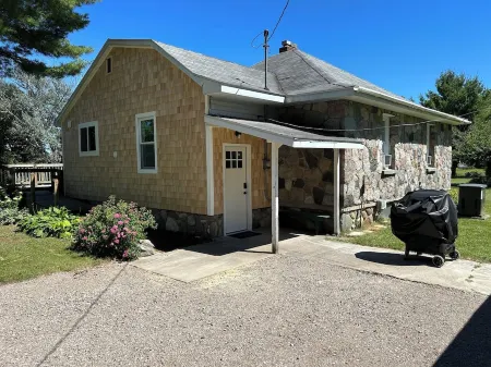 Ironton Stone Cottage, walk to Lake Charlevoix beach.