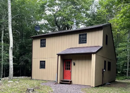 Cozy Getaway for Your Winter Adventure:  Pet-Friendly3Br Cabin Near Trails!