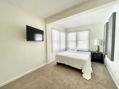 Muskegon Cozy Cutler Cottage. Hotels near Muskegon South Pierhead Lighthouse