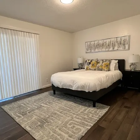 Fully renovated 2B/1b in Downtown