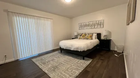 Fully renovated 2B/1b in Downtown