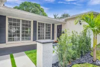 Tropical Oasis with Heated Salt Water Pool & Bar!