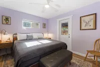 Retro Cabin, 2 Porches, Fireplace, Dog Friendly Fenced Yard