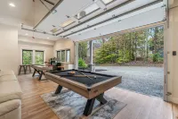 Luxury 7-bdr Mountain Top Home w/HotTub & GameRoom & Fireplace- Few Steps to SKI