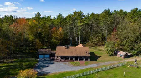 Rustic Log Cabin on private horse farm!