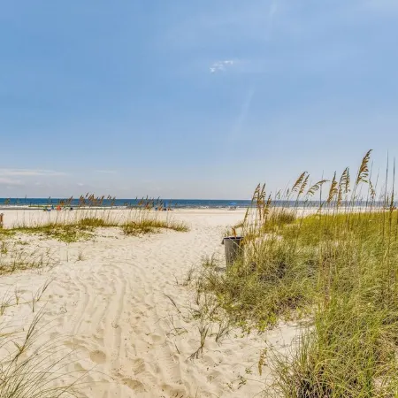 Walk to Florabama from Renovated Ground Floor 2Bd-2Ba w/ Pickleball, Boat Slips