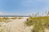 Walk to Florabama from Renovated Ground Floor 2Bd-2Ba w/ Pickleball, Boat Slips - 비치
