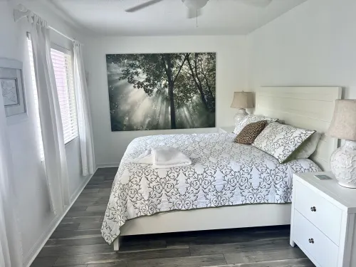 The Happy Place by the Ocean - 7 minute walk!