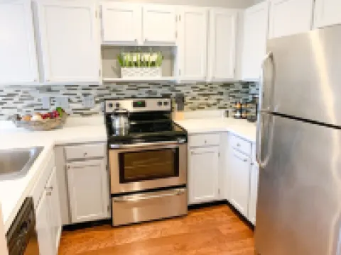 Lux King Suite- 16 miles of walking trails, central to Duke, UNC & RDU Airport Hotels in Triangle