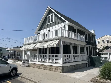 1913 Classic Victorian Home with manny outdoor spaces. Отели рядом с достопримечательностью «Wildwood Boardwalk»