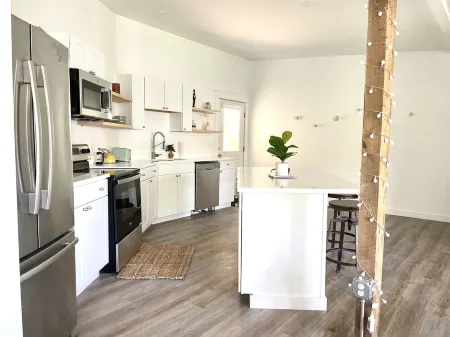 King Size Bed Big Smile Big Sunshine 1st FL Washer&Dryer