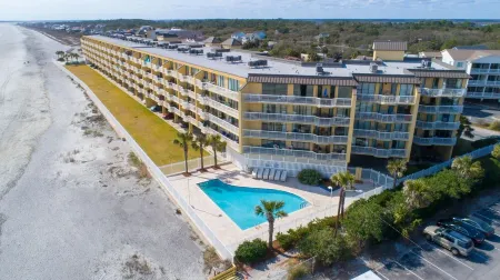 Beautiful Front Beach 4 Bedroom Condo with Private Parking and Pools