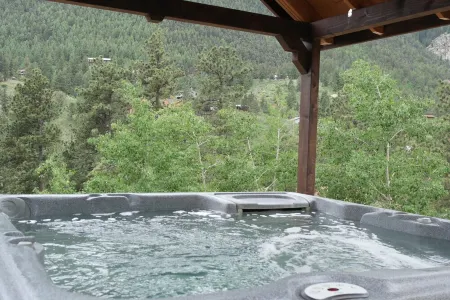 Best views in Green Mountain Falls with HOT TUB & EV Charger