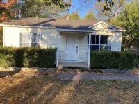 Walking distance to Baum Stadium & Razorback Greenway access across the street! Hotel in zona University of Arkansas