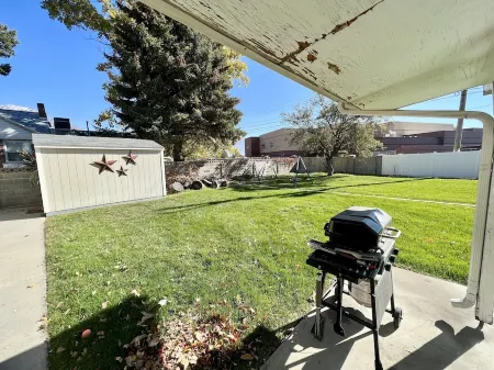 Orem Lower Level Apartment w/ Hot Tub access! 6 minutes to Provo Canyon Отели рядом с достопримечательностью «Колледж Текнолоджи энд Компьютинг»