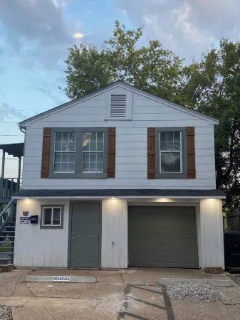 Cozy Loft Apartment....Safe quiet area.... Great for singles or couple