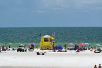 Stunning 1-Bedroom, Remodeled Apartment Overlooking Pool Near the Beach - Beach