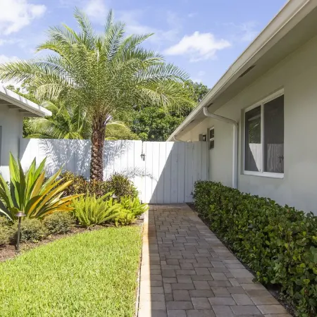 Downtown Pool Home| Mins to Beach | Cabana service