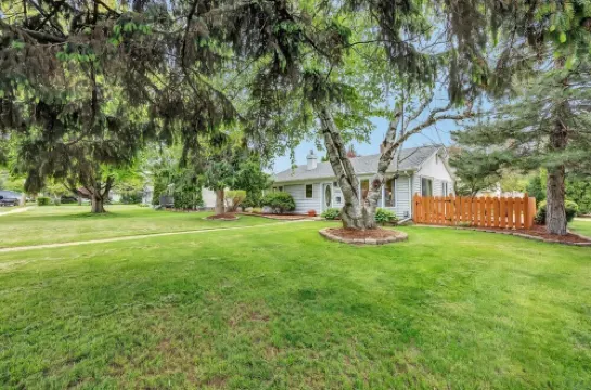 Well maintained home. Close to events. EAA, Packer games, Mile of Music.