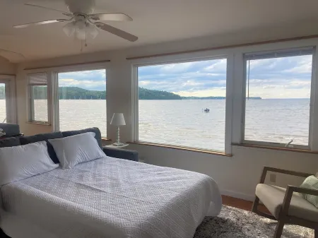 Shelburne Bay Waterfront Getaway Отели в г. Шелберн