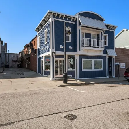 Ideal for couples with a central location steps from everything!
