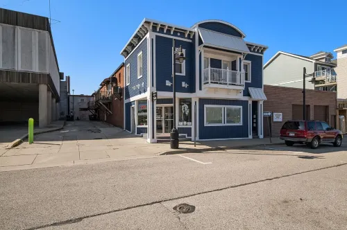 Ideal for couples with a central location steps from everything!