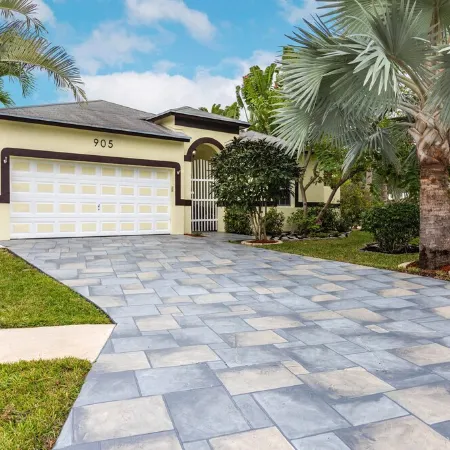 Tropical Oasis W/Heated Pool 2 miles to the  Beach