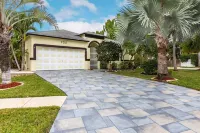 Tropical Oasis W/Heated Pool 2 miles to the  Beach